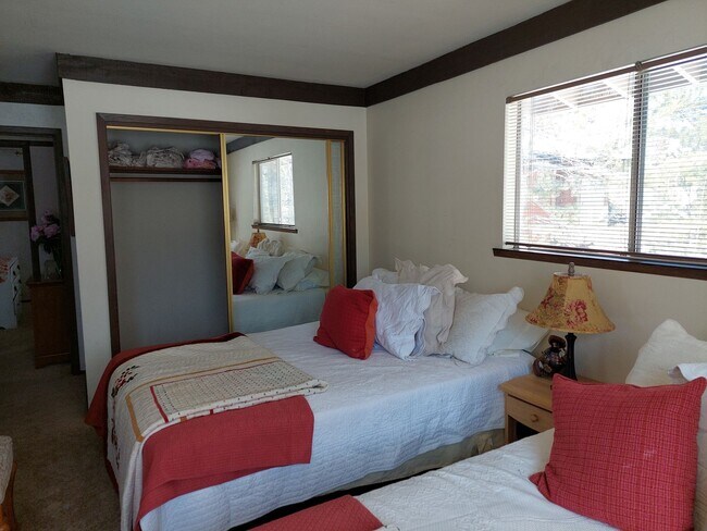 Building Photo - Large furnished 4 bedroom home with 2 car ...
