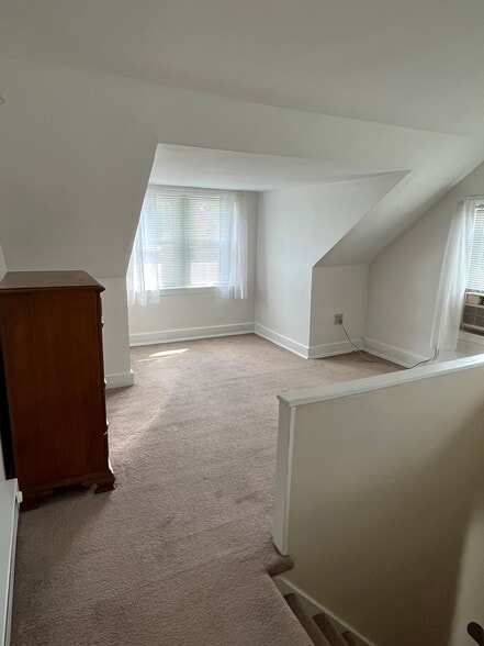 Building Photo - 701 E 6th St