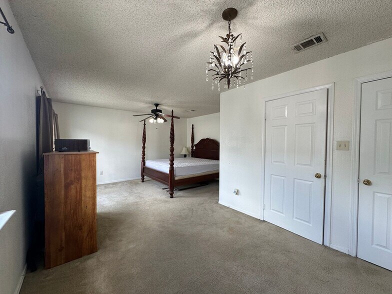 Building Photo - 100 Teal Ln