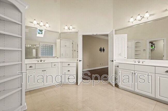 Building Photo - 6121 Carlyle Dr