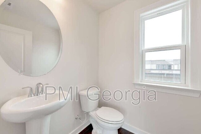 Building Photo - 1807 Brandsford St NW