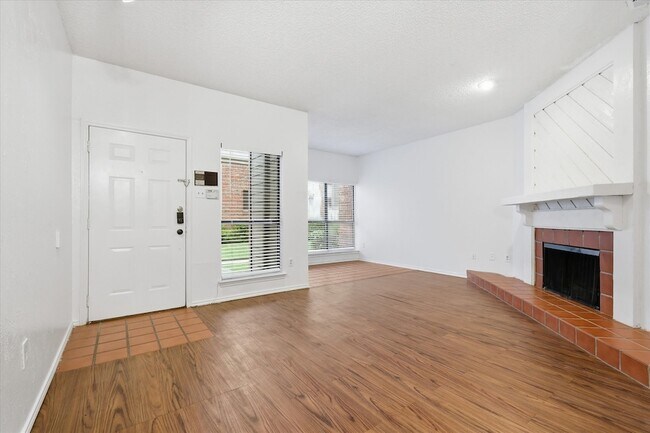 Building Photo - 9600 Royal Ln