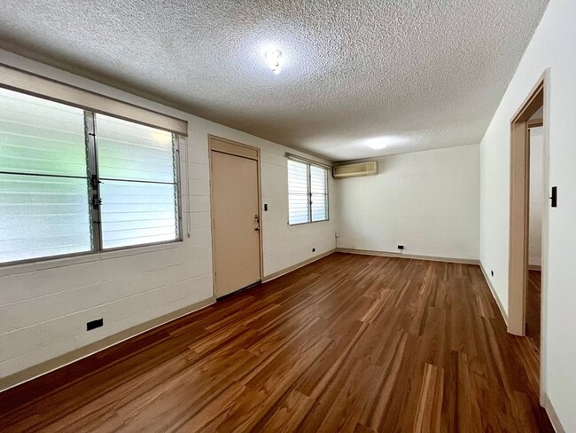 Primary Photo - Punchbowl: Renovated 2 Bed, 1 Bath Apartme...