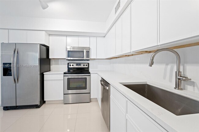 Building Photo - 3500 Mystic Pointe Dr