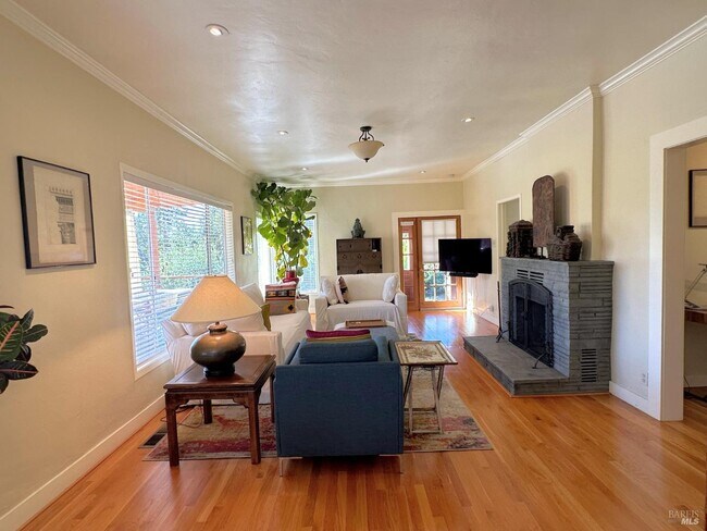 Building Photo - 926 Champion Ln