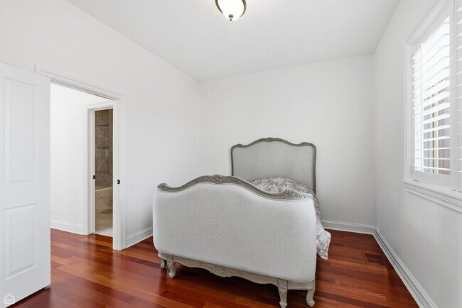 Building Photo - 952 N Racine Ave