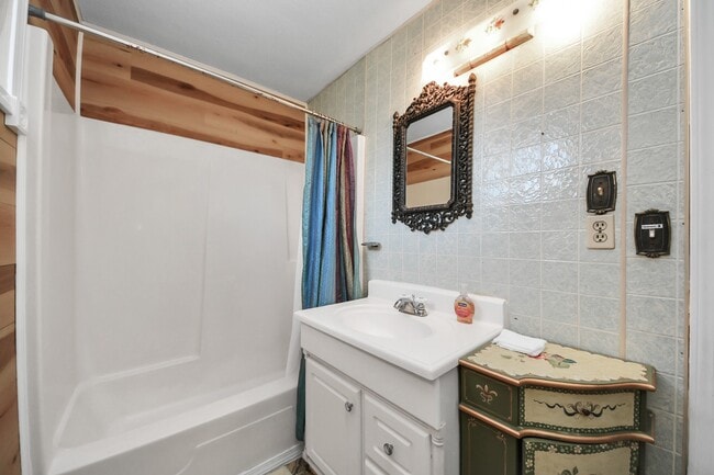 Building Photo - 17018 Water Oak Dr