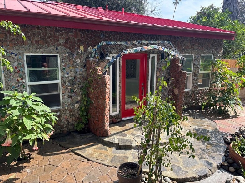 Building Photo - 1802 N Raymond Ave