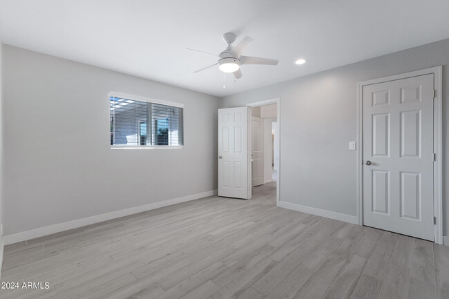 Building Photo - 607 E Encanto Dr