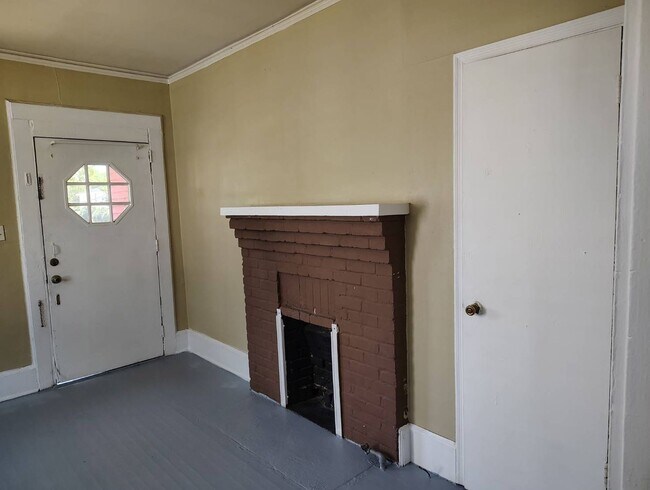 Building Photo - 405 S Maple St