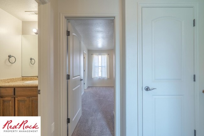 Building Photo - 3 Bedroom Townhome in Buena Vista Community