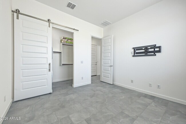 Building Photo - 9654 W Mitchell Dr