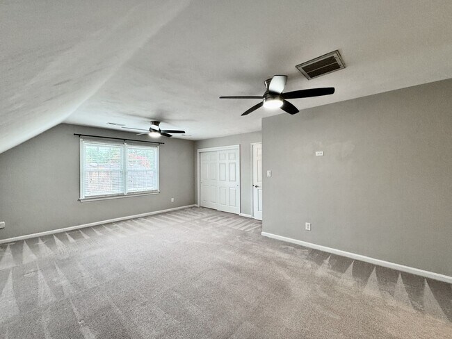 Building Photo - 4-Bedroom Home In Great Neck Meadows! Ready NOW!!! Fenced Backyard! HUGE Corner Lot! Dog Friendly!