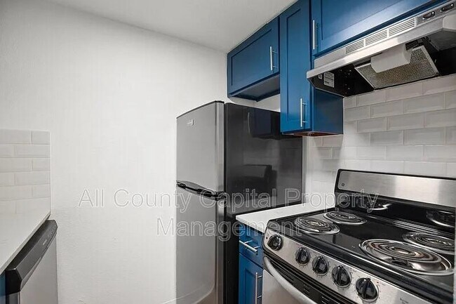 Building Photo - 404 W 35th St