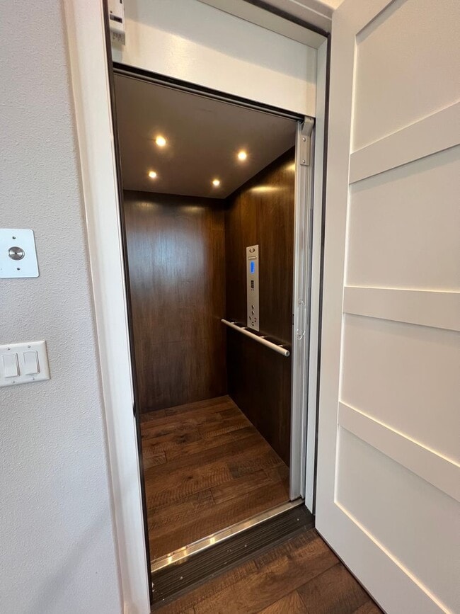 Building Photo - Beautiful, Custom home in the heart of Jacksonville | Available Now