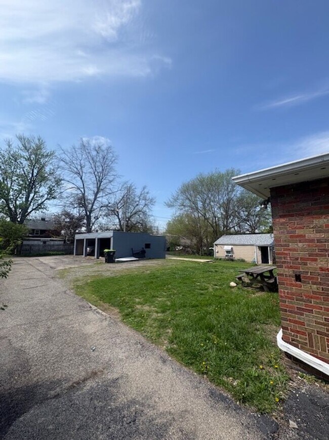 Building Photo - 1318 E Frye Ave