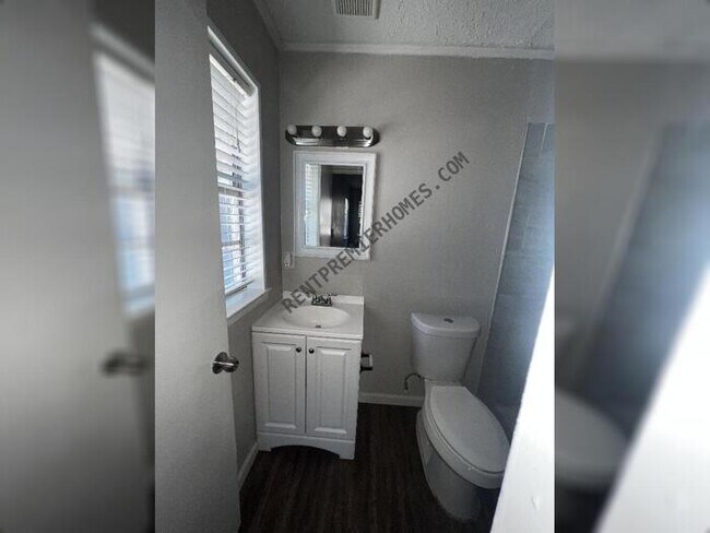 Building Photo - 404 Live Oak Dr