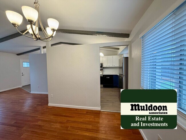 Building Photo - 3 Bedroom Tri Level with Spacious Yard 80918