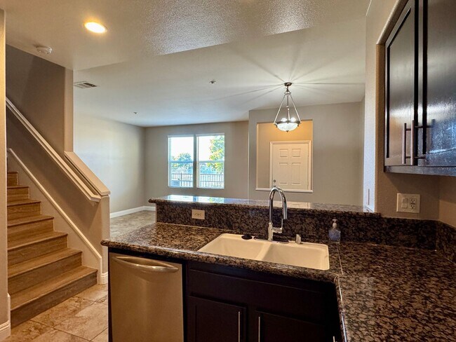 Building Photo - 3 Bed 2.5 Bath plus extra room Townhouse Style Condo / Attached 2 Car Garage