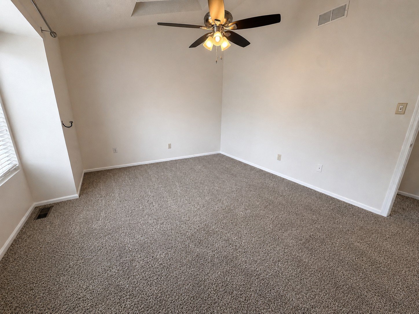 Building Photo - 250 Juanita Ct