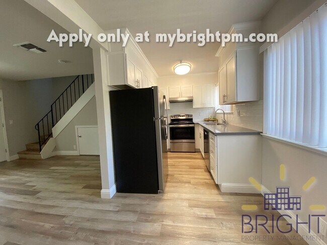 Building Photo - Recently Renovated 2 Bedroom 1 Bath, Two-Level Apartment-Great Midtown location!