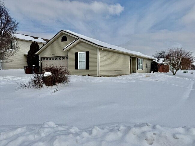 Building Photo - Freshly Renovated Home With Man Cave In Trenton OH
