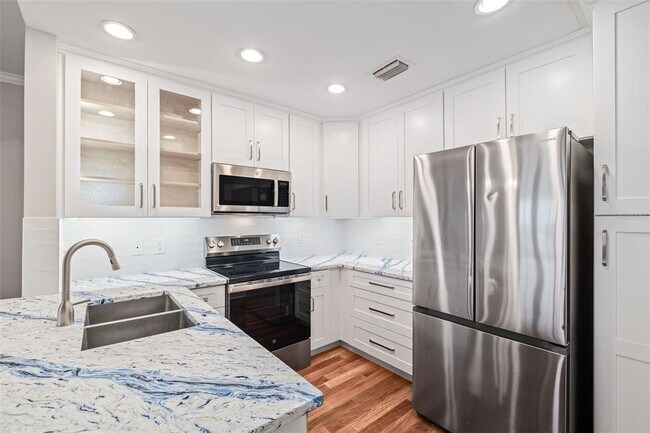 Building Photo - 2305 Edgewater Dr