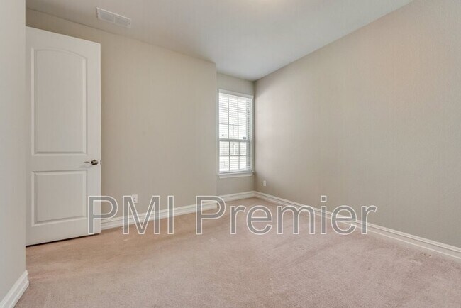 Building Photo - 2818 Balmoral Dr