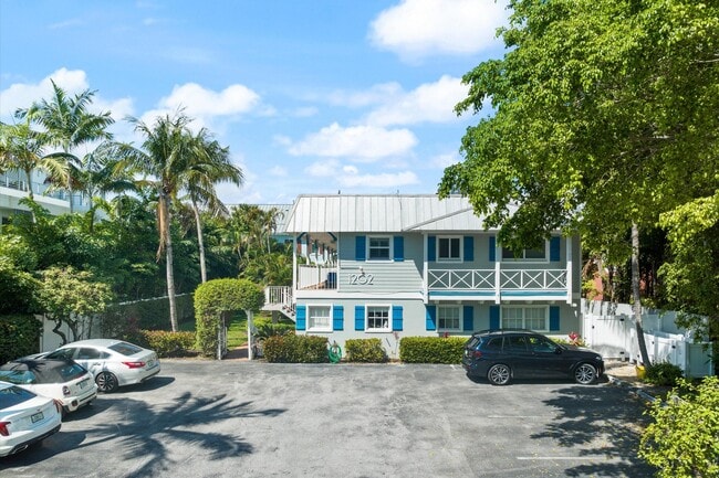 Building Photo - 1202 Palm Trail