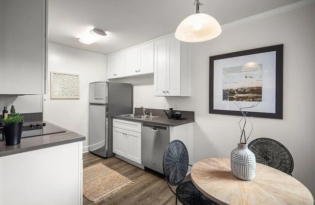 Building Photo - Charming 1-Bed La Jolla Retreat with Utilities Included, In-Unit Laundry & Carport