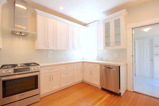 Building Photo - Noe Valley: Renovated Top Floor 2-Story Ap...