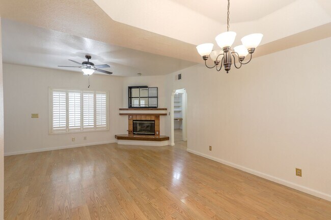Building Photo - Great 1st Floor 2 Bed Condo