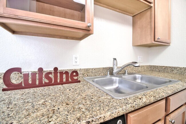 Building Photo - 880 E Fremont Ave