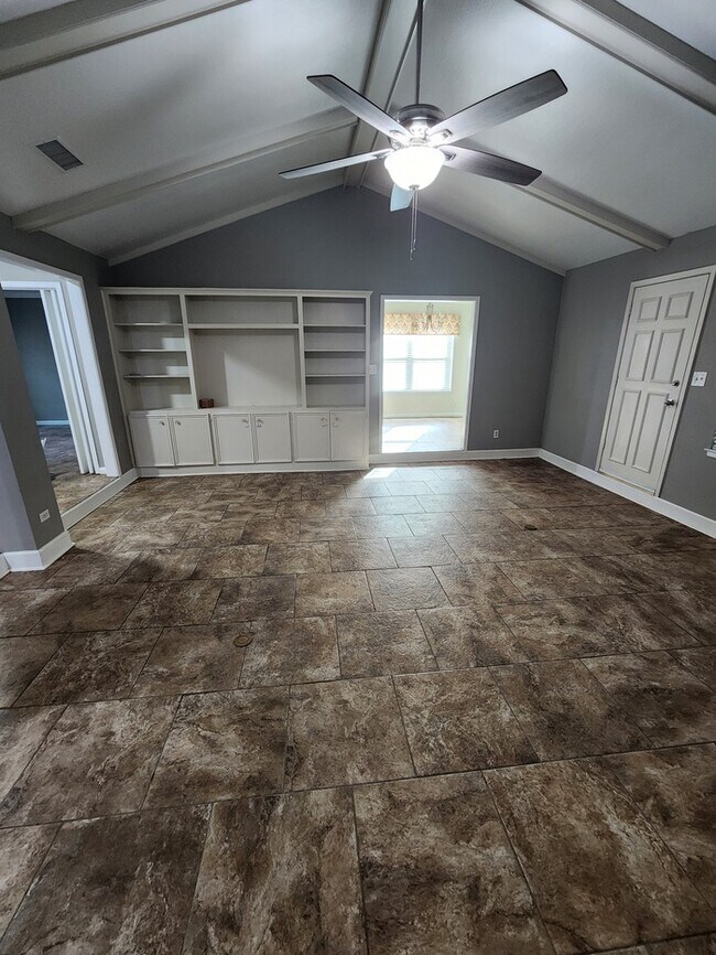 Building Photo - 4 bed 2 1/2 bath home, 2 car garage!