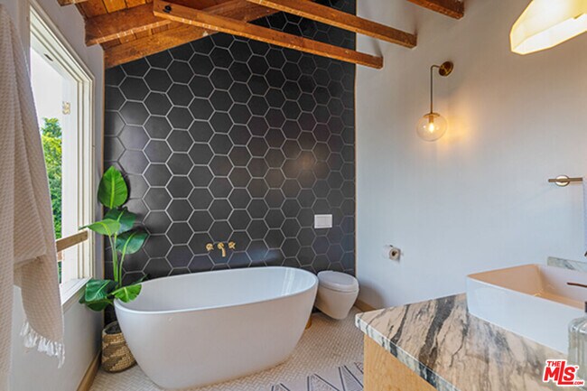 Building Photo - 6402 Ivarene Ave