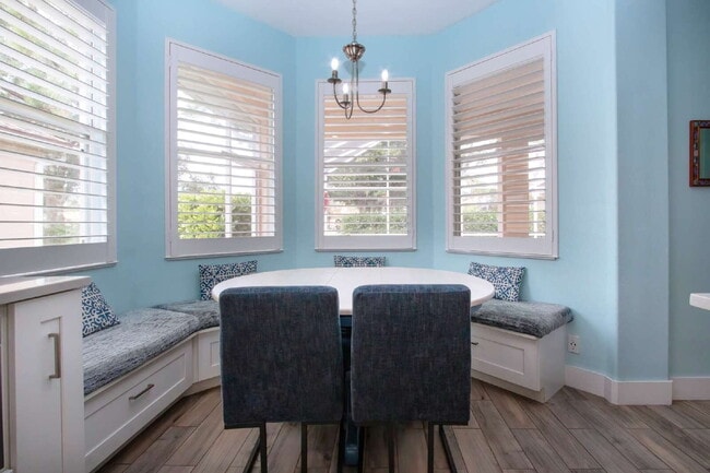 Building Photo - Luxurious 4-Bed Oasis with Outdoor Kitchen...