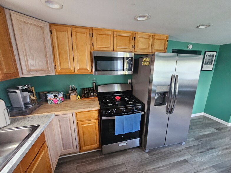 Building Photo - 323 E 2nd Ave