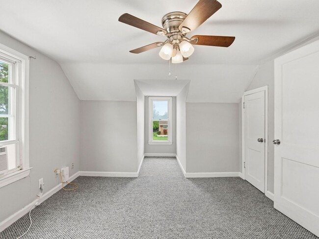 Building Photo - 4 Bedroom/1 Bathroom Home with Fenced Yard Available in SE Roanoke!