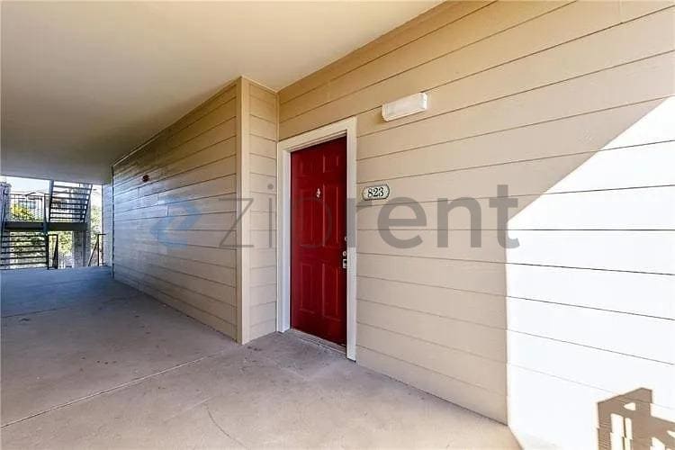 Building Photo - Unit 823