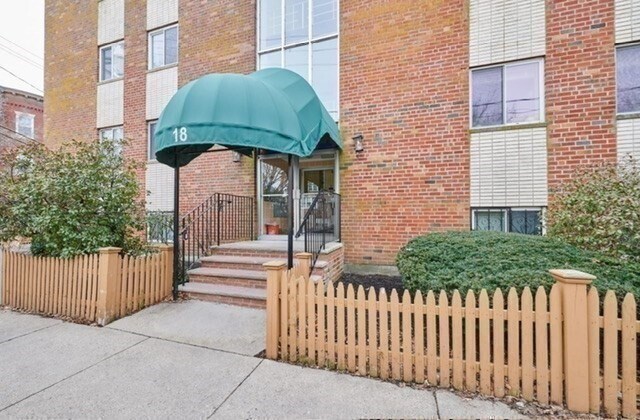 Building Photo - 28 Pond St