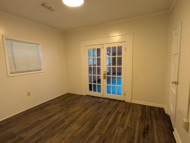 Building Photo - 904 Rosedale Ave