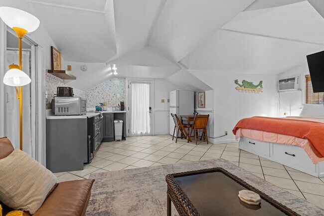 Building Photo - 912 Little Bay Ave