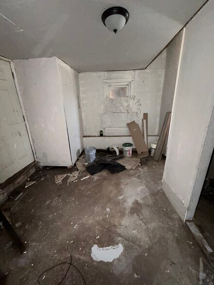 Building Photo - 730 N 74th St