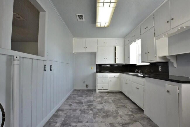Building Photo - Cute 2/1 with Tons of Space!