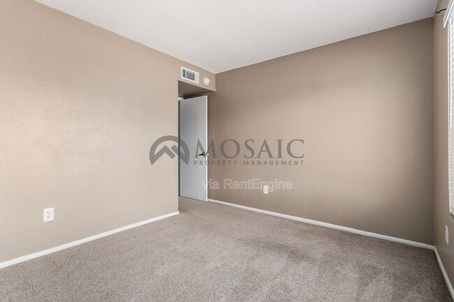 Building Photo - 3214 N Ash Dr