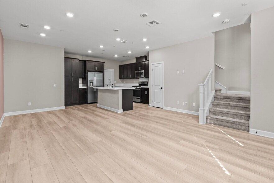 Building Photo - 1073 Delpy View Pt