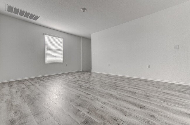 Building Photo - 2704 Shimsham Dr