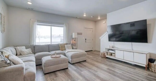 Building Photo - 3 Bed 2.5 Bath Townhome with Great Amenities