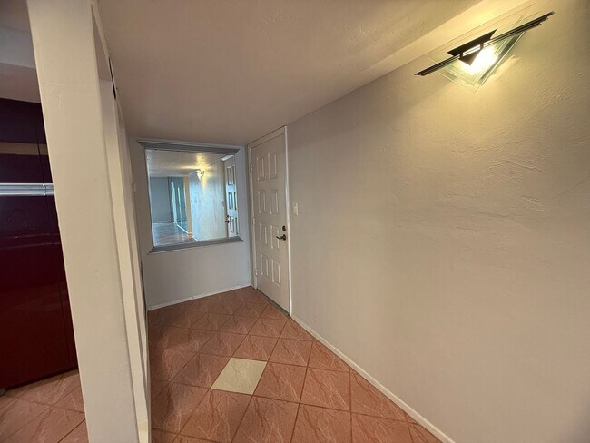 Building Photo - Stunning 8th floor Riverfront Condo