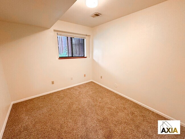 Building Photo - 4BD/2BA Fall Pre-Lease in Quiet Neighborhood!